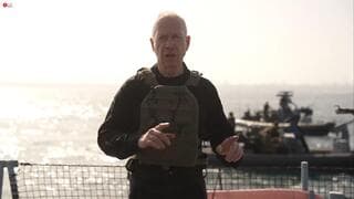 Yoav Galant, ministro de Defensa de Israel, a bordo del cargo "Dvora". 