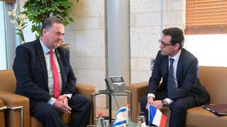 Israel Katz se reúne con el ministro francés de Asuntos Exteriores, Stéphane Sjourna. 
