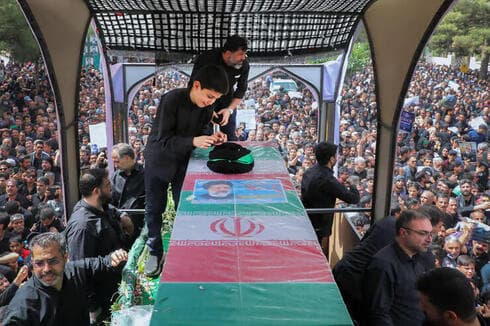 El ataúd de Raisi durante una procesión fúnebre en Birjand antes de llegar a Mashhad. (Getty Images) El ataúd de Raisi durante una procesión fúnebre en Birjand antes de llegar a Mashhad.