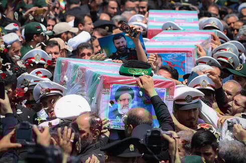Militares cargan el ataud con el cuerpo de Ebrahim Raisi. 