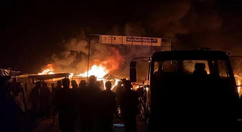 El incendio que se produjo por la noche en Rafah. 