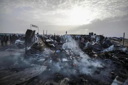 La destrucción del campamento tras el incendio en Rafah. 