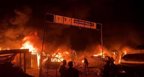 El incendio que se produjo por la noche en Rafah. 