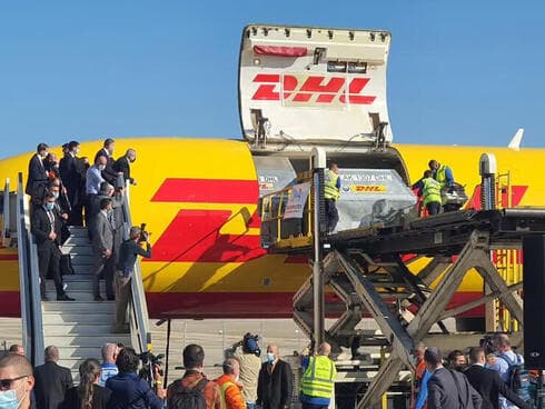 Conmoción en el Aeropuerto Ben Gurión el día que llegó el primer cargamento de vacunas de Pfizer. 