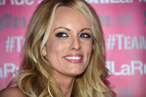 Stormy Daniels, recibió 130.000 dólares por no hablar. 