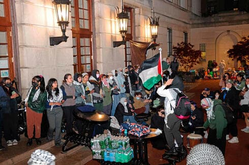 Estudiantes de Columbia bloquean Hamilton Hall. 