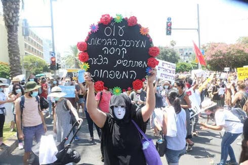 Trabajadores sociales protestan en Tel Aviv. El 52% de los trabajadores sociales que participaron en el estudio experimentaron frustración y agotamiento en su trabajo como resultado de salarios insuficientes.