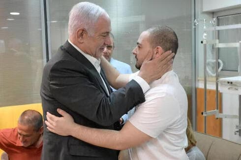 Benjamín Netanyahu saluda a uno de los rehenes rescatados. 