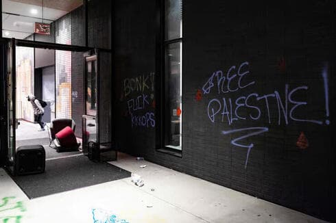 Destrozos en el edificio del campus. 