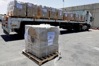 Paquetes de ayuda humanitaria en Kerem Shalom. 