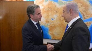 Saludos entre Antony Blinken y Benjamín Netanyahu. 