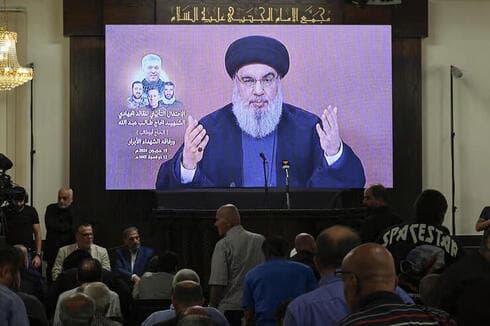 Libaneses escuchan el discurso de Hassan Nasrallah en una pantalla gigante. 
