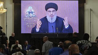 Libaneses escuchan el discurso de Hassan Nasrallah en una pantalla gigante. 