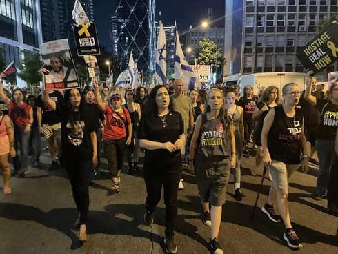 La diputada Naama Lazimi también se manifestó en Tel Aviv. 