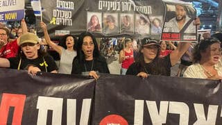 Los manifestantes en la Puerta Begin, entre ellos Einav Tsengawker, madre del secuestrado Matan. 