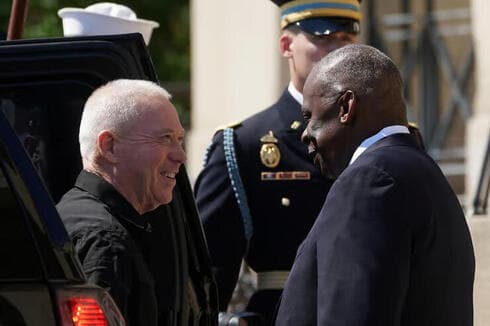 Lloyd Austin recibe a Yoav Galant. 