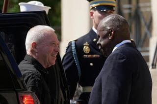 Lloyd Austin recibe a Yoav Galant. 