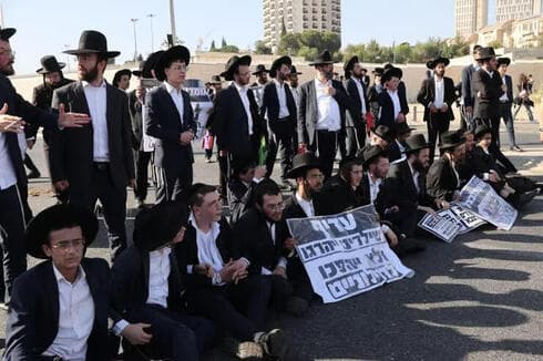 Ultraortodoxos protestan frente al Tribunal Supremo de Israel. 