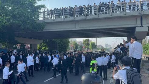 Ultraortodoxos cortan la carretera en Bnei Brak. 