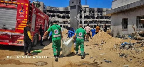 Los habitantes de Gaza reconstruyen el hospital de Shifa. 