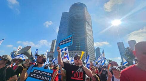 Protesta de trabajadores de alta tecnología en Tel Aviv: "Devuélvanle el mandato al pueblo". (Ynet) Protesta de trabajadores de alta tecnología en Tel Aviv: "Devuélvanle el mandato al pueblo".