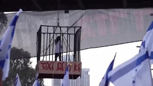 Einav Tsengawkar en la jaula, durante la manifestación. 