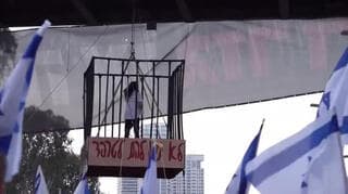 Einav Tsengawkar en la jaula, durante la manifestación. 