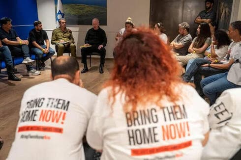 Yoav Galant en una reunión con familiares de secuestrados. 