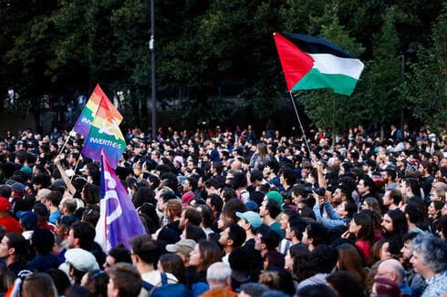 La bandera palestina durante los festejos por el resultado en las elecciones de Francia. 