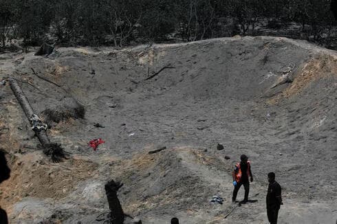 El gran cráter se formó en el lugar del ataque. 