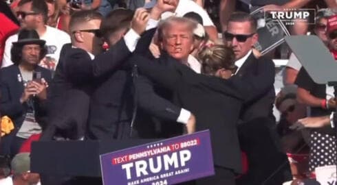 Donald Trump con sangre en el rostro, rodeado por agentes del Servicio Secreto. (Ynet) Donald Trump con sangre en el rostro, rodeado por agentes del Servicio Secreto.