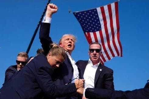 Donald Trump con sangre en el rostro, rodeado por agentes del Servicio Secreto. (Ynet) Donald Trump con sangre en el rostro, rodeado por agentes del Servicio Secreto.