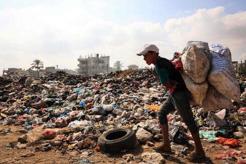 La basura se acumula en lugares cercanos a la escasa agua potable. 