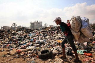 La basura se acumula en lugares cercanos a la escasa agua potable. 