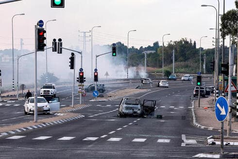 Vehículos abandonados en un cruce cerca de Sderot en medio del ataque sorpresa de Hamas contra Israel el 7 de octubre. 