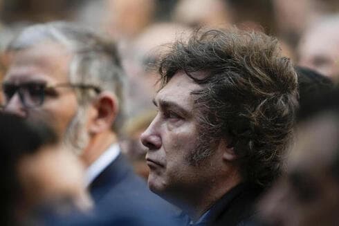 Javier Milei asistió a la ceremonia por el 30 aniversario del atentado. 