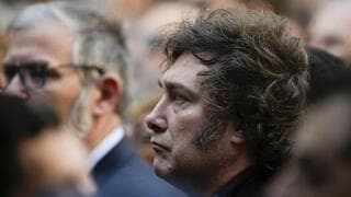 Javier Milei asistió a la ceremonia por el 30 aniversario del atentado. 