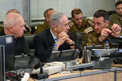 Galant, Netanyahu y Halevi, durante la discusión de gabinete. 