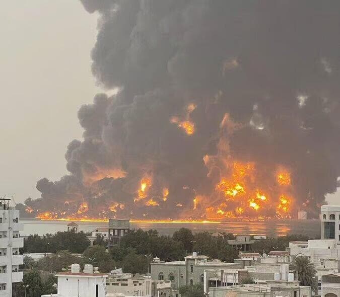El puerto de Hodeidah, en llamas. 