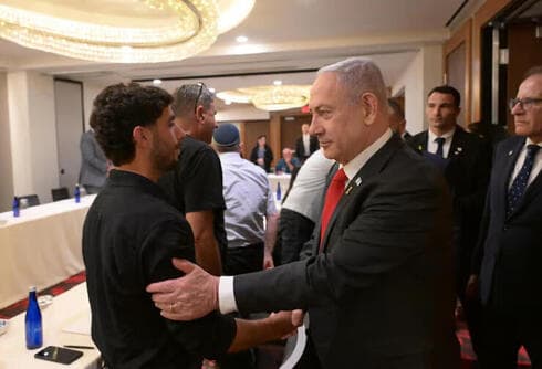 Netanyahu con familiares de rehenes en Washington. 