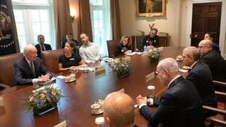 Joe Biden y Benjamín Netanyahu, con los familiares de los rehenes. 