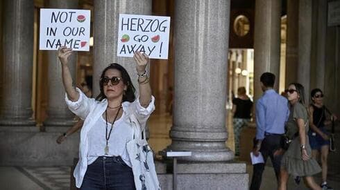 Protesta judía contra Herzog en París. 