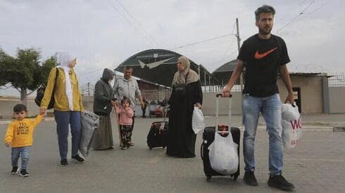 El cruce de Rafah, antes de que se cerrara. Solo los que tenían medios podían salir: 12.000 dólares por persona para un permiso de tránsito. 