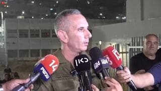 Daniel Hagari, portavoz de las FDI, informa a los medios. 