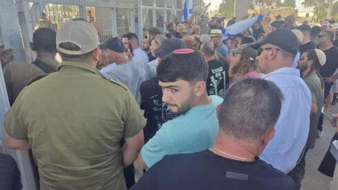 Manifestantes contra la detención de reservistas acusados de abusar de un terrorista retenido allí. (Herzl Yosef) Manifestantes contra la detención de reservistas acusados de abusar de un terrorista retenido allí.