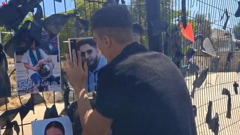 Un joven expresa el dolor por su familiar asesinado. 