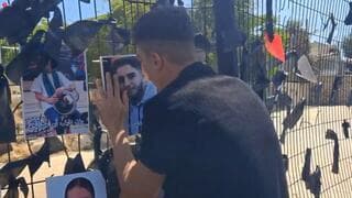 Un joven expresa el dolor por su familiar asesinado. 