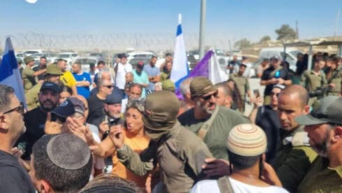 Manifestantes frente al centro de detención de Sde Teiman. 