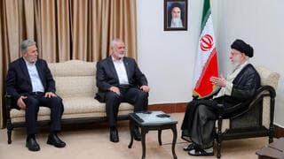 El líder supremo de Irán, Alí Khamenei, con los representantes de Hamás y la Jihad Islámica. 