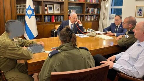 Benjamín Netanyahu en su despacho. 